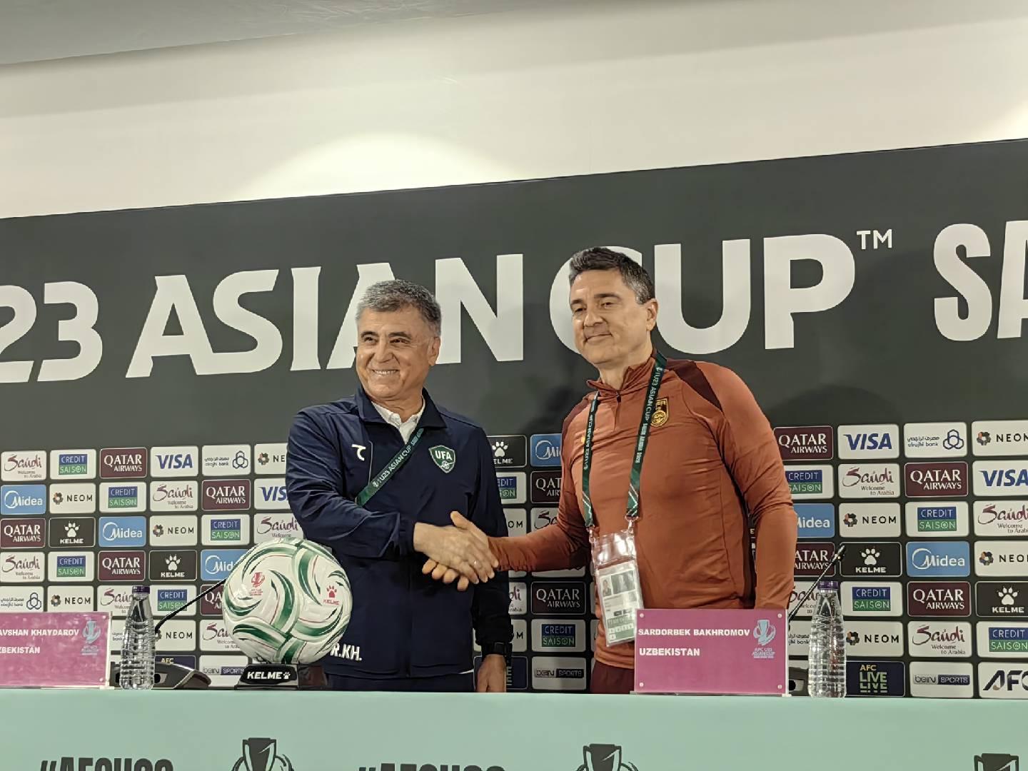 乐鱼下载-发布会开始前，安东尼奥和乌兹别克斯坦主帅友好合影