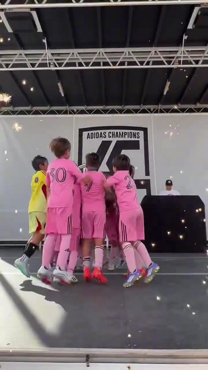 乐鱼app-故人之姿原来是故人之子！梅西小儿子西罗捧起冠军奖杯！